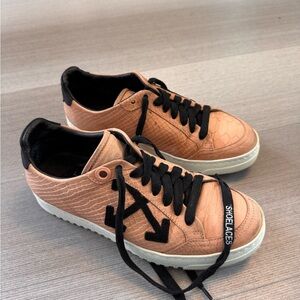 Off-White Carryover sneaker salmon/black unisex